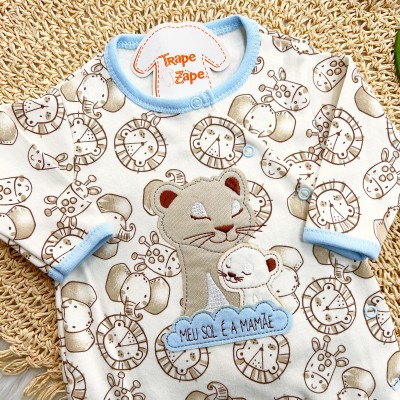 Macacão Malha Trape Zape - Meu Sol é a Mamãe - Azul Bebê e Off White